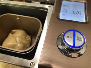 揉至扩展加入橄榄油，继续揉至完成扩展