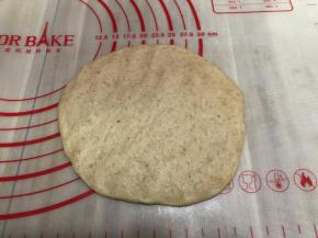 取一块面团擀开