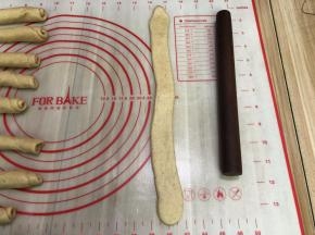 再取出卷好的再次擀开
从上往下卷