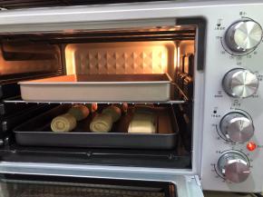 准一些温水和面包一起送进烤箱调至发酵区发酵至1.5倍大即可