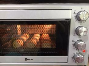 送预热好的烤箱上下火130度20分钟