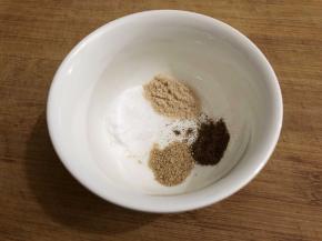 所有粉类的调料准备好