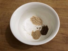 所有粉类的调料准备好