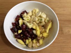 干辣椒，蒜头，姜，切碎备用