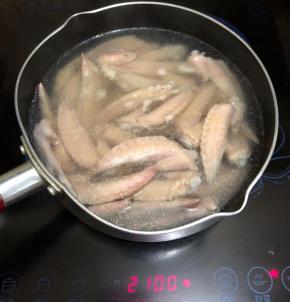 鸡翅尖飞水，水煮开码入鸡翅尖再次煮开即可