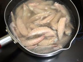 鸡翅尖飞水，水煮开码入鸡翅尖再次煮开即可