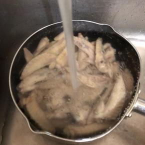 过冷河，用冷水冲洗干净，沥干水备用