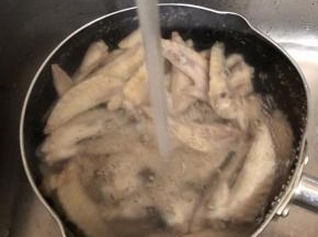 过冷河，用冷水冲洗干净，沥干水备用