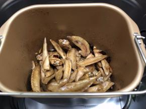 倒入翅尖，翻炒2分钟，翅尖能均匀裹上酱汁即可