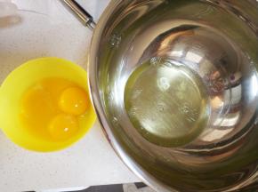 鸡蛋的蛋白蛋黄分离，分别装到无水无油的大碗里