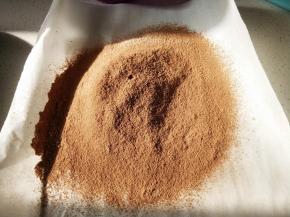 低筋面粉和可可粉混合过筛备用