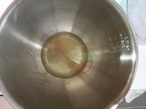 将色拉油倒入一个大碗里