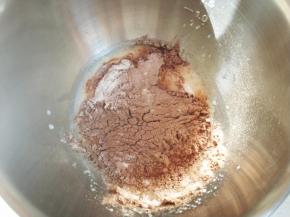 加入过筛后的低筋面粉和可可粉