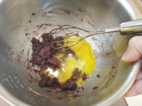 将蛋黄加入搅拌好的面糊中