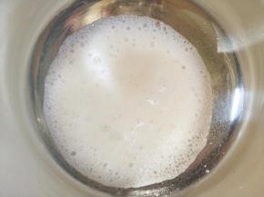 开始打发蛋白。打至粗泡后加入三分之一细砂糖