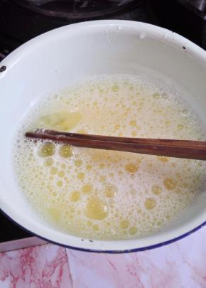 鸡蛋打散后，加入水。