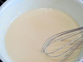 调成均匀的面糊，不要太稀，如酸奶般的稠度。如果口味重可以加点盐。