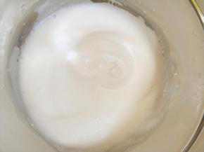 打至出现纹路加入剩下的细砂糖。