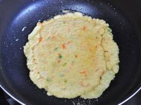 利用惯性，把饼甩起来翻个，将正面也煎一会，直到两面都凝固。