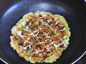 再撒上木鱼花，挤上沙拉酱，最后撒点小葱。