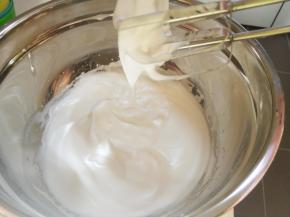 将蛋白打至湿性发泡8成，出现大弯勾状态。预热烤箱，上下火，175度