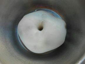 室温发酵至手指戳洞不塌陷不回缩即可