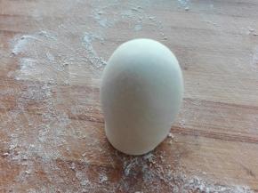 发酵好的面团排气，留出少量用来调色面团，其它面团揉成光滑馒头形状