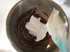 先取三分之一蛋白霜加入可可糊中