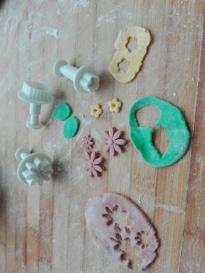 留出来的少量面团用色素或者果蔬粉调色，擀成薄片，用模具或者自己捏出花型