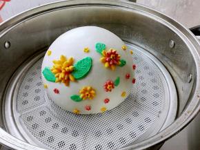 用水将花形粘贴馒头上面，醒发30分钟，大火烧开转中火25分钟，关火焖五分钟，开锅