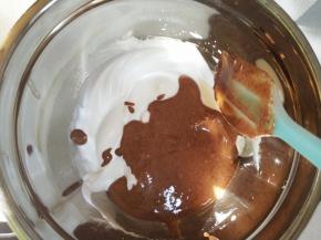 将剩下的蛋白霜全部加入