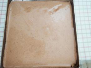 稍微倾斜烤盘，使蛋糕糊铺平