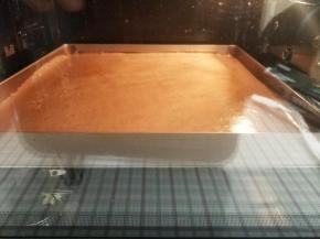 振盘3次后，放入预热好的烤箱，中下层，烘烤15分钟左右