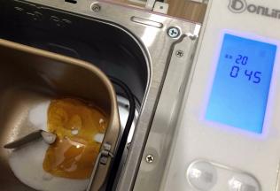把称好的盐，白砂糖和麦芽糖以及橄榄油全部投进面包机桶内启动炒干果功能