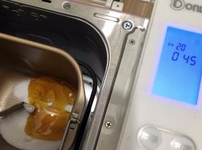 把称好的盐，白砂糖和麦芽糖以及橄榄油全部投进面包机桶内启动炒干果功能
