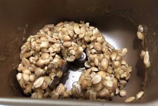 加入花生，翻炒至均匀