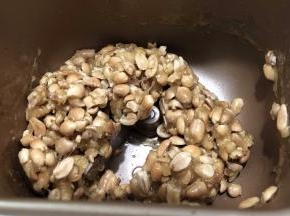 加入花生，翻炒至均匀