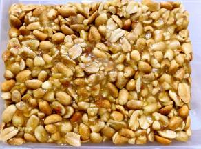 倒入整形盘，整形好，放至手温的状态即可切块