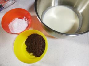 等待蛋糕坯晾凉的时间准备奶油夹层