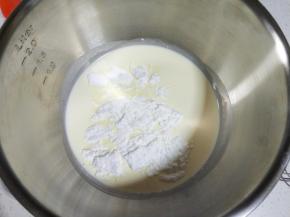 在淡奶油中加入糖粉和海盐