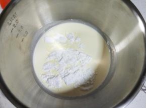 在淡奶油中加入糖粉和海盐