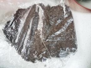 奥利奥放在保鲜袋中用擀面杖擀碎