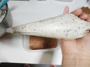 将冷藏好的淡奶油夹层取出，装在裱花袋中