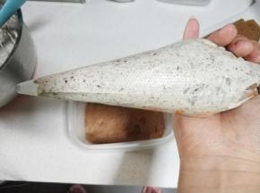 将冷藏好的淡奶油夹层取出，装在裱花袋中