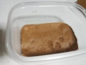 取一块放在盒子中压平