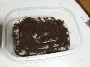 挤上淡奶油和撒上奥利奥碎