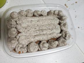 最上边的淡奶油可以换个形状，在四周挤上一圈小圆柱，中间少挤上一层