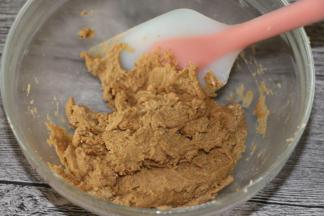 切拌至无干粉状，很快的，几下就好