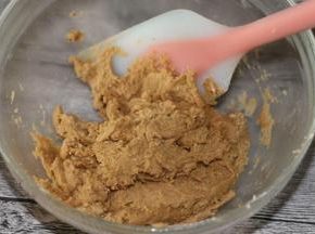 切拌至无干粉状，很快的，几下就好