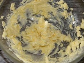 用电动打蛋器低档稍微打发一下
状态为颜色变白，体积变有点蓬松